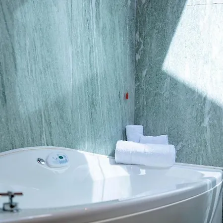 Revo - Santa Barbara1 アパート ボルミオ